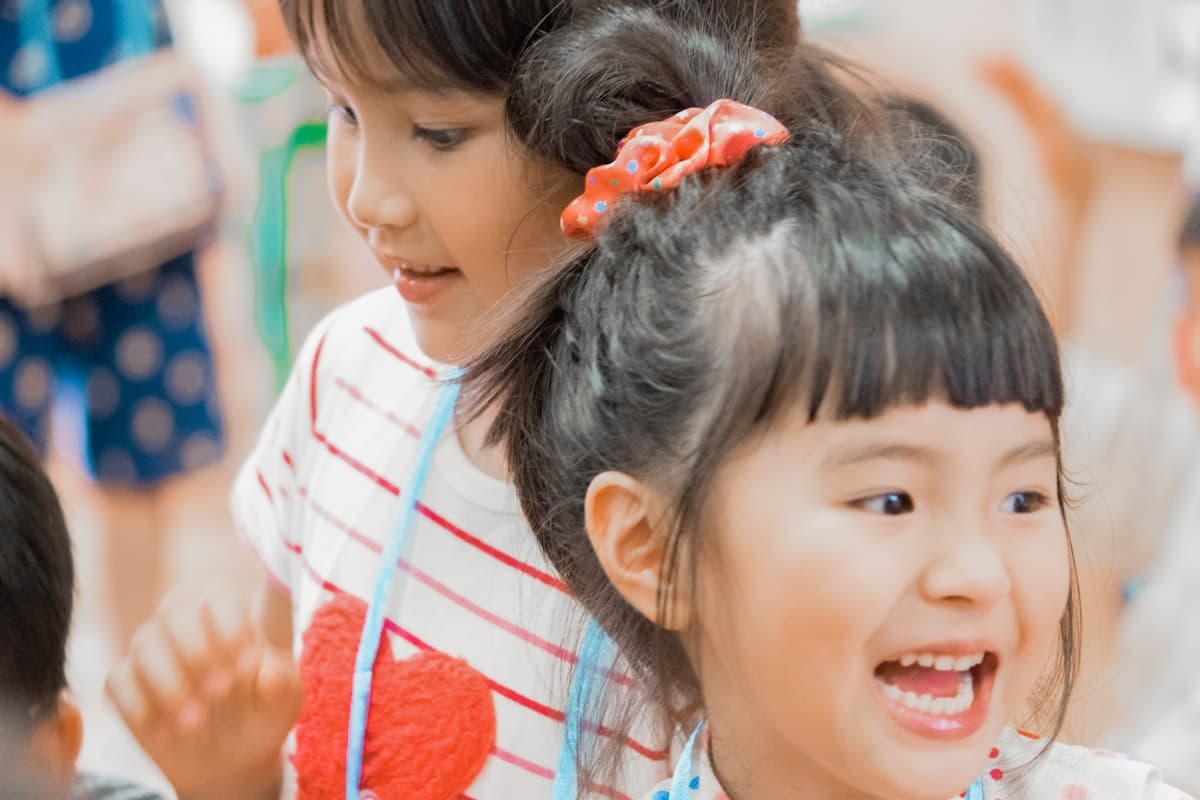 Kinder lachen gemeinsam im Morgenkreis