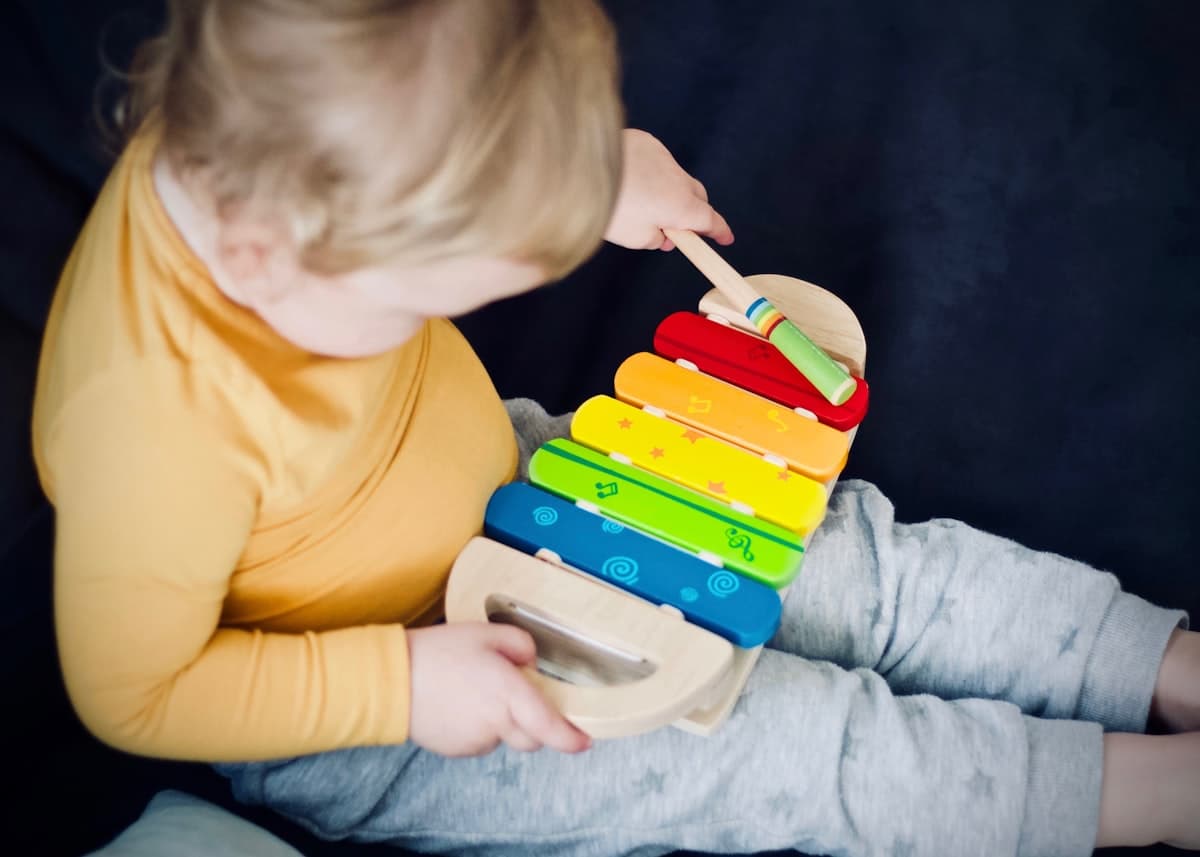Kinder musizieren mit Rasseln und Trommeln