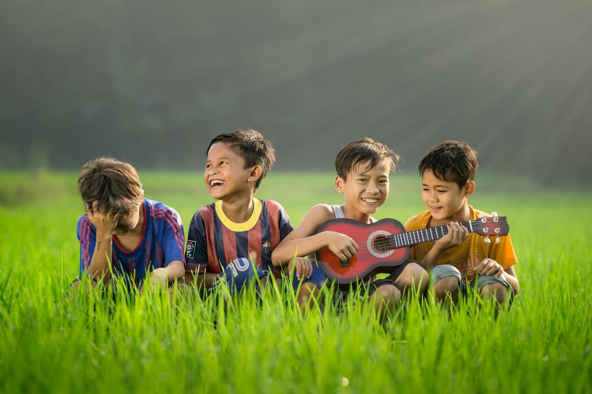 Kinder spielen draußen in der Natur