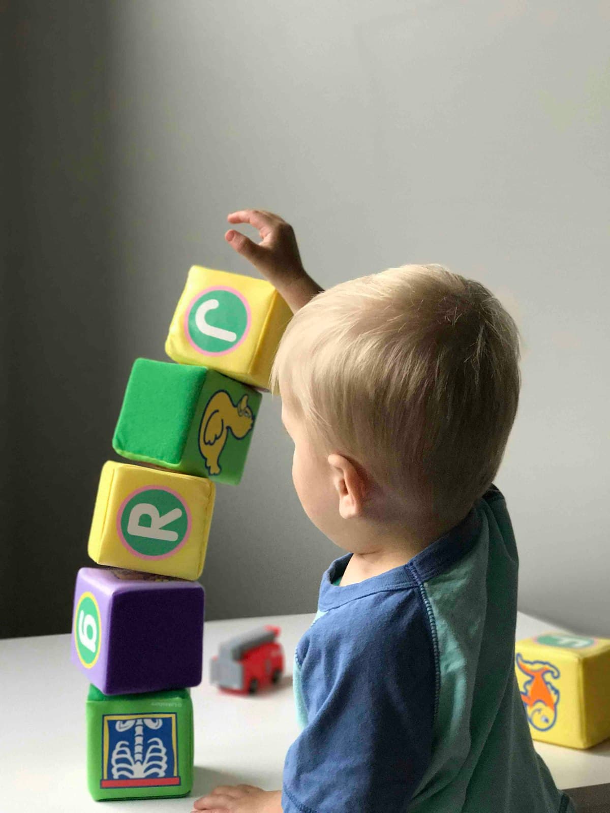 Kinder bauen mit bunten Bausteinen