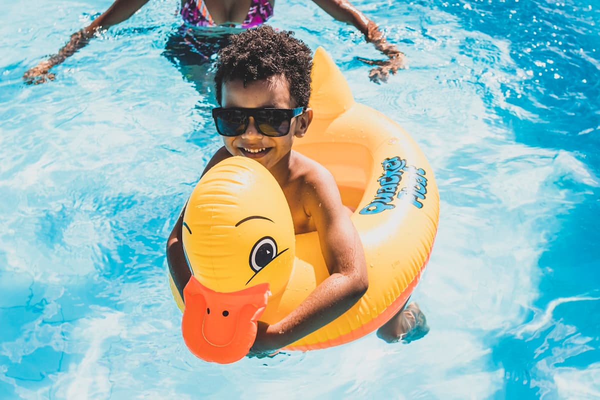 Ein Kind schwimmt mit Schwimmbrille