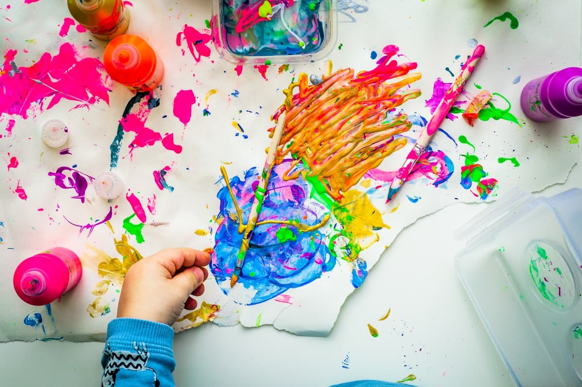 Kinder malen mit bunten Farben