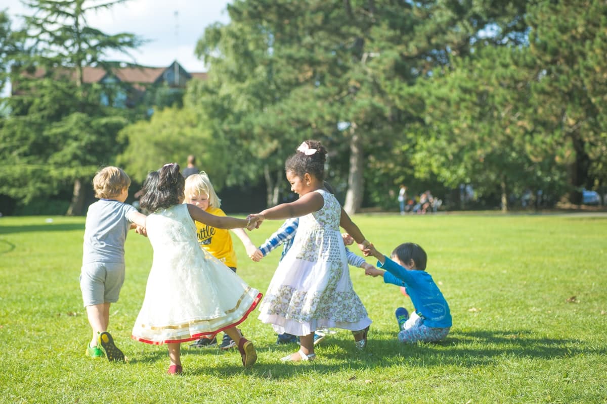 Eine Gruppe Kinder hält sich an den Händen