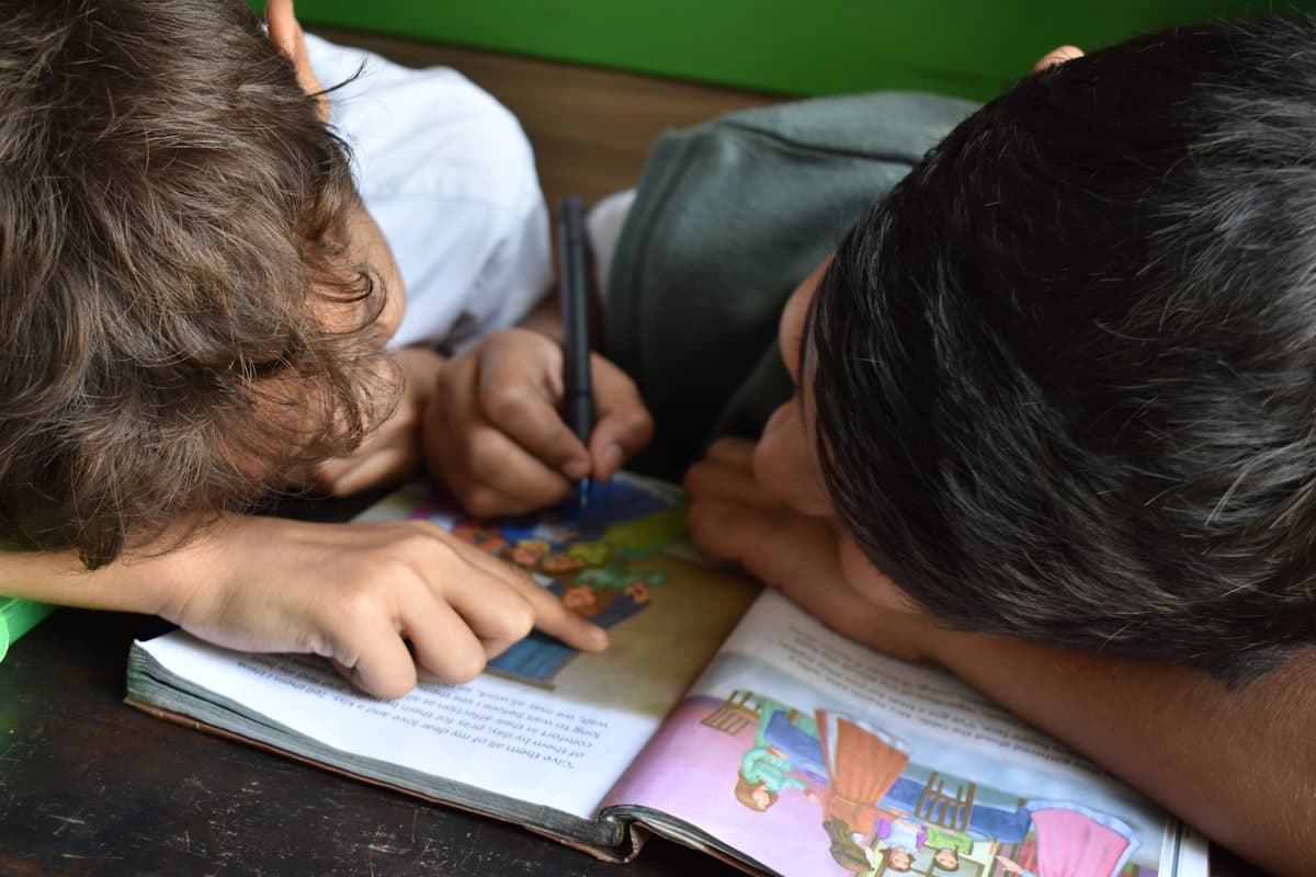 Vorlesestunde mit gespannten Kindern