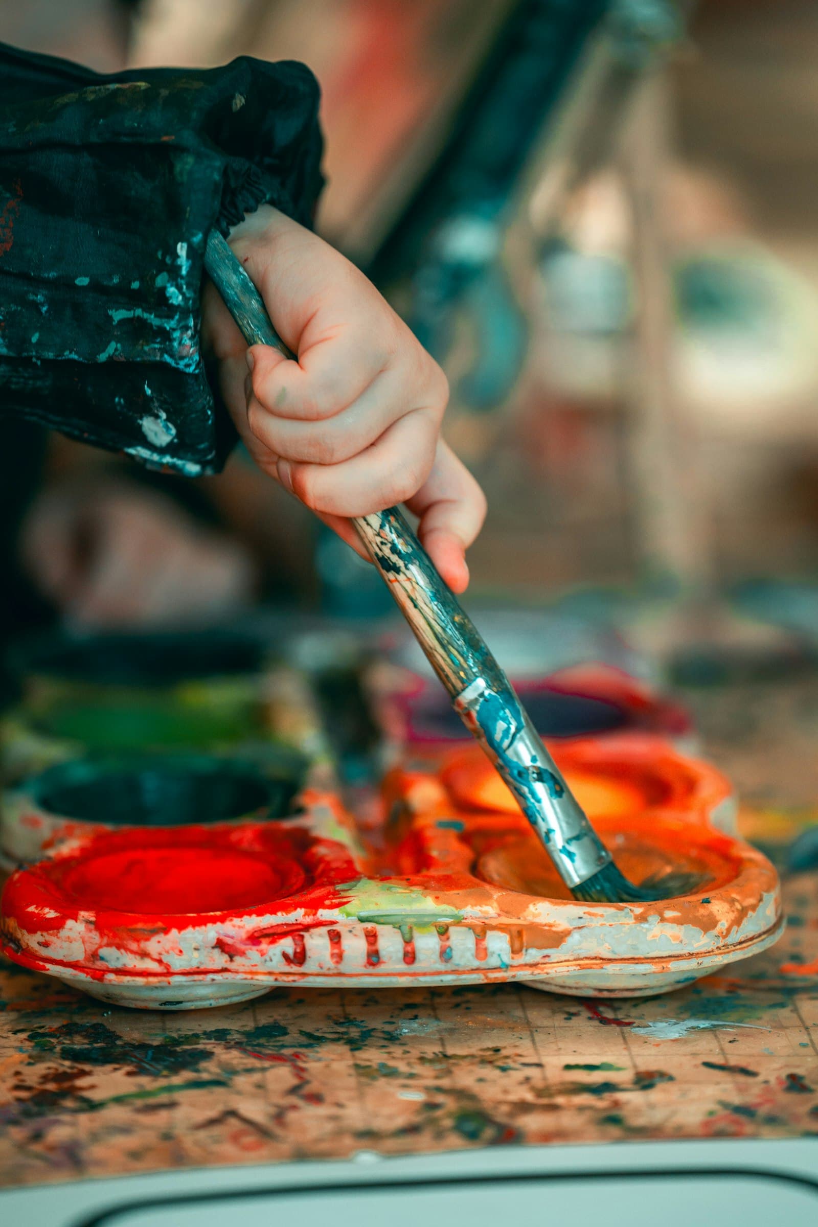 Kinder malen und basteln mit bunten Farben und Naturmaterialien