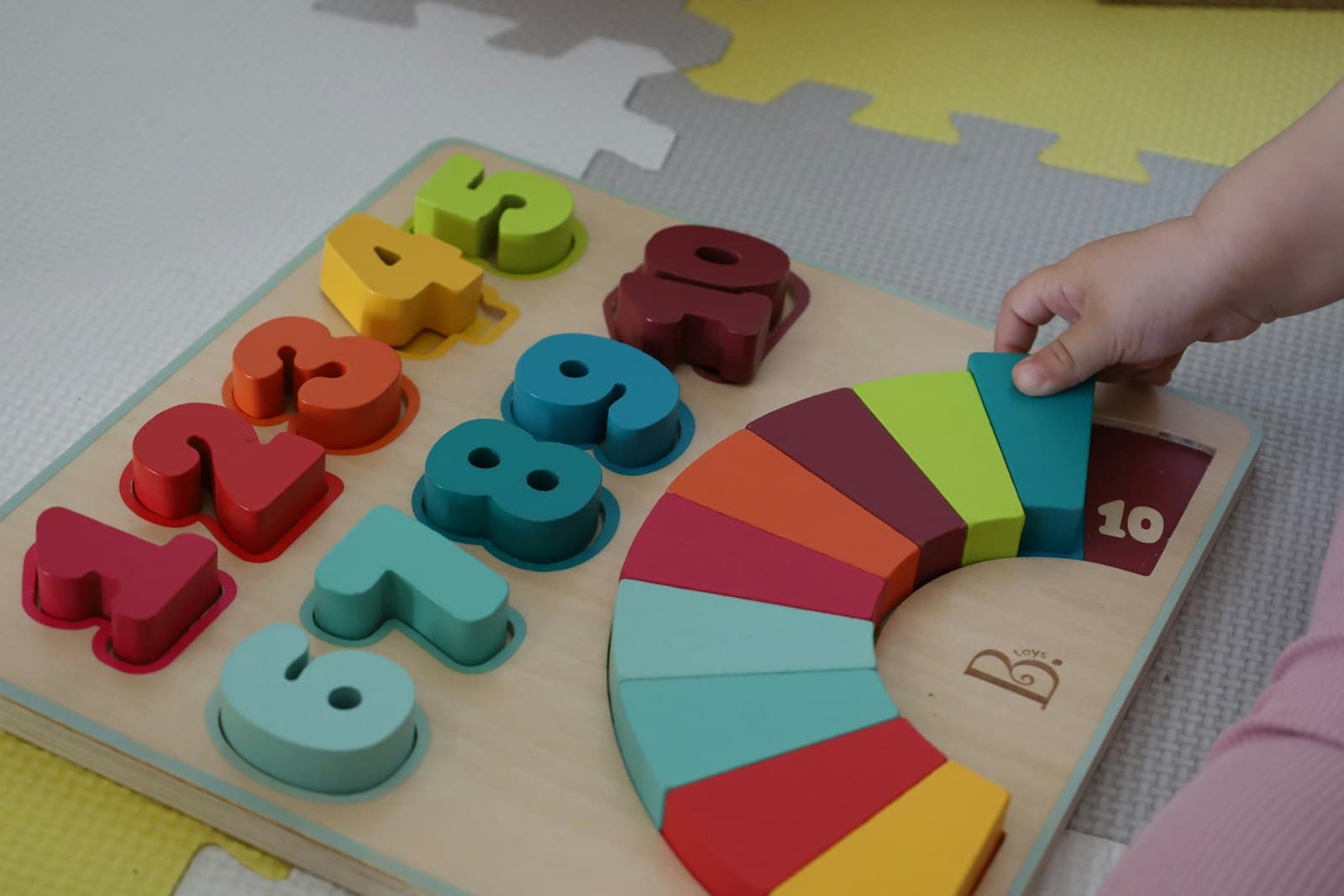 Kinder spielen mit bunten Bausteinen und lernen Mengen kennen